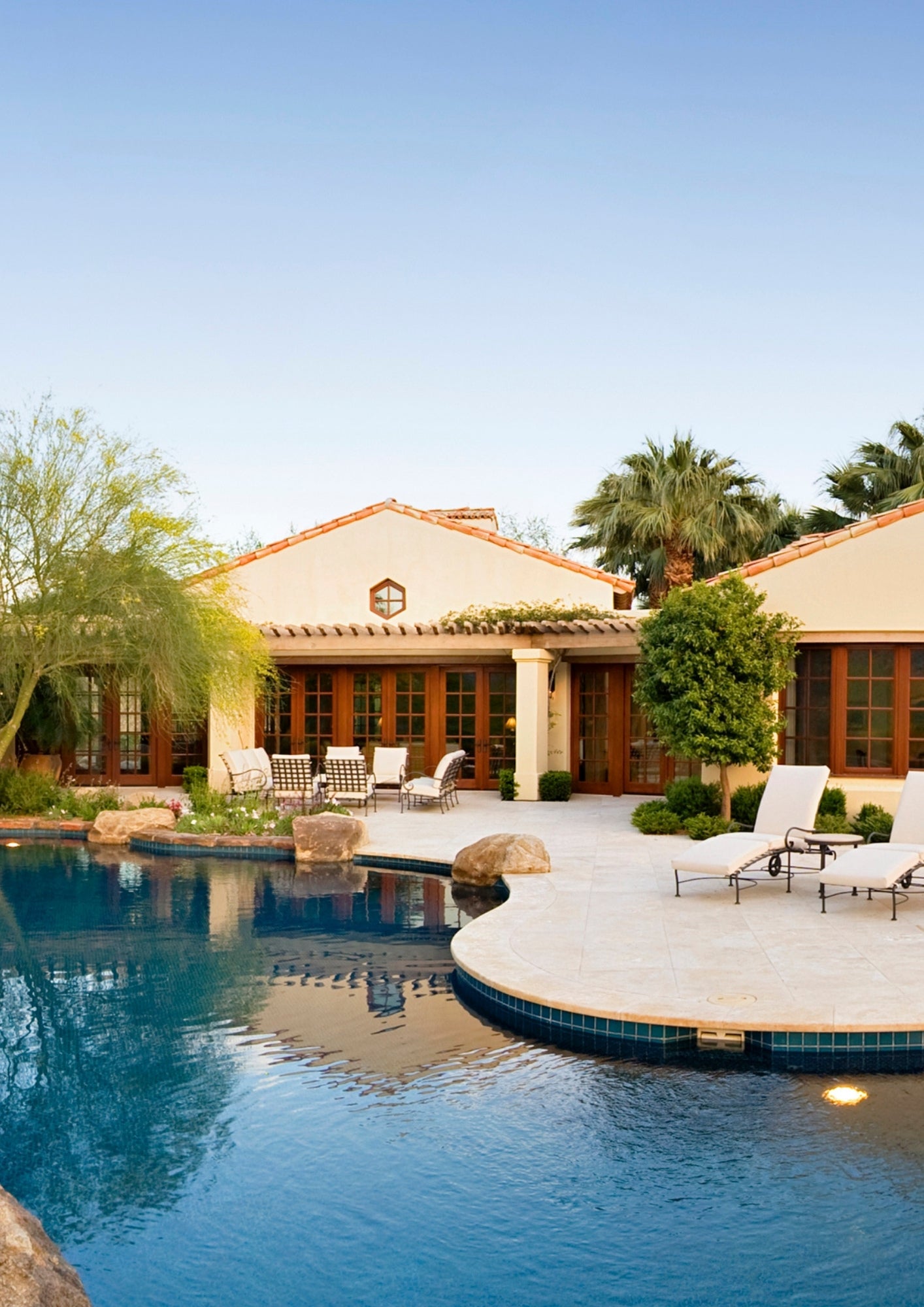 How to Decorate An Outdoor Patio? A Guide for The Outdoor Decoration